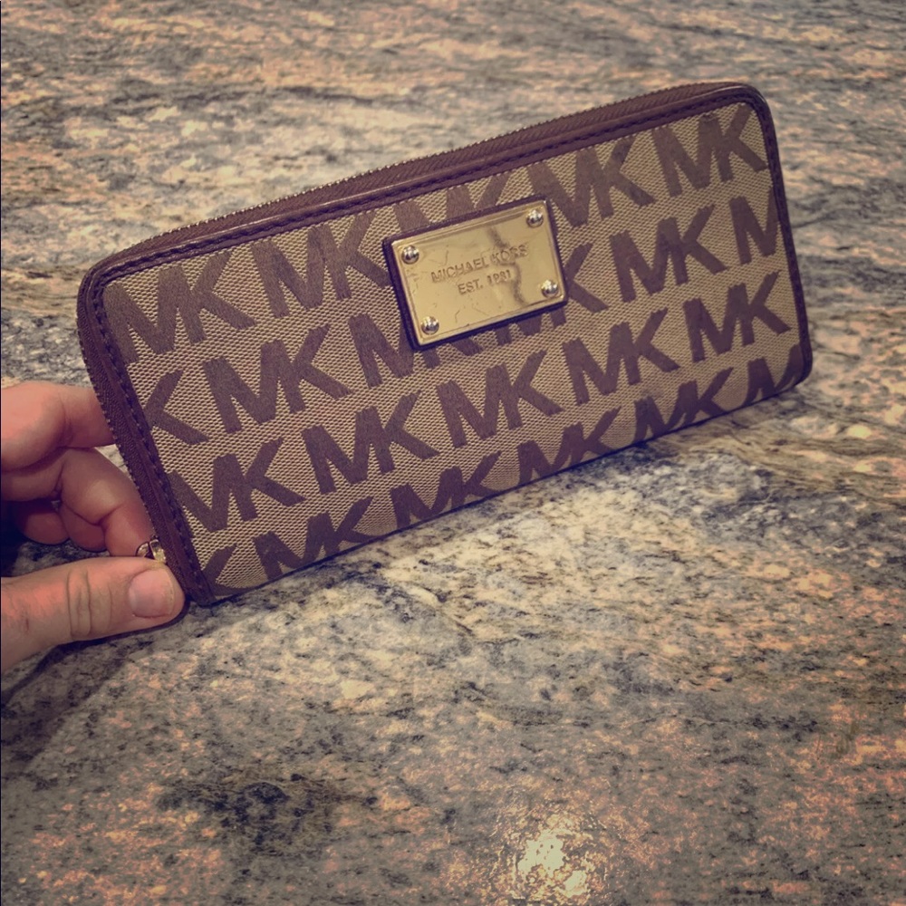 Super cute Michael Kors zip wallet